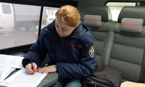 Возле школы №26 иномарке оторвали бампер