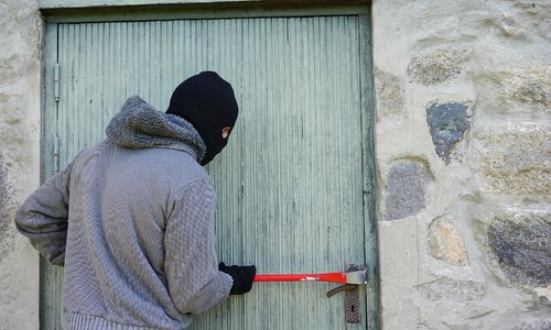 Керчанин обокрал собственную тетю